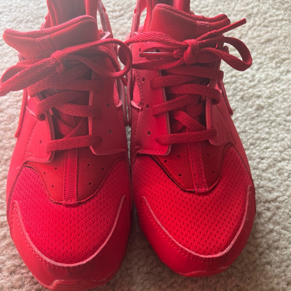 Boys’/Girls’ Grade School Nike Huarache Run (Worn Once) Color: Red; Size 3Y
